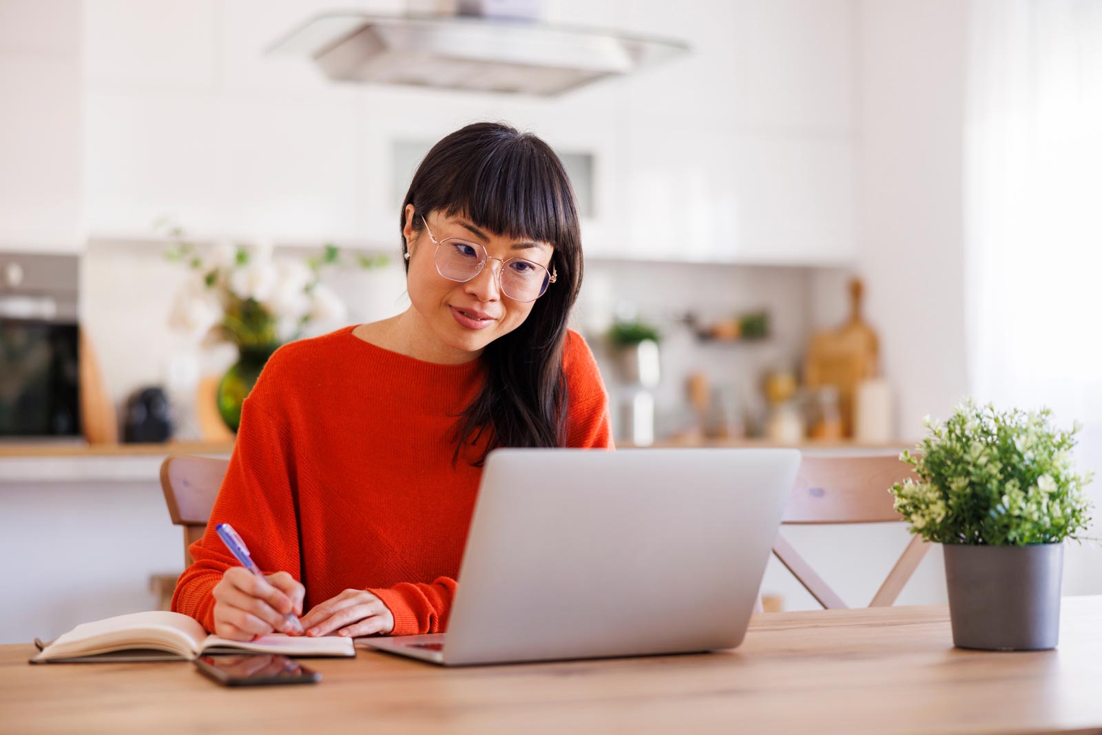 Femme travaillant devant un ordinateur portable