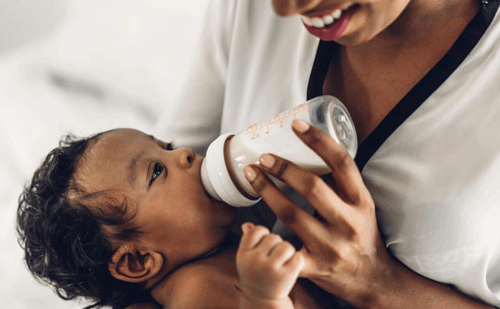 Bébé buvant du lait au biberon